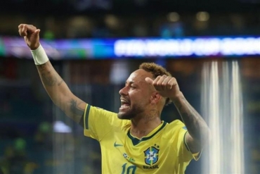 Neymar disambut meriah saat masuk sebagai pemain pengganti