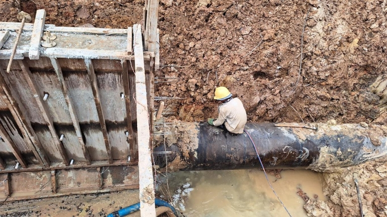 Respons Cepat BU SPAM BP Batam Perbaiki Kebocoran Pipa di Areal Central Sukajadi