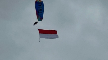 Paramotor & Jet Tempur Jadikan Langit Batamcenter Panggung Solidarity AirShow