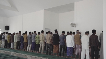 PT Tanjung Piayu Makmur (PT TPM) Adakan Sholat Jumat Perdana Bersama Warga Relokasi Tembesi Tower di Masjid Al – Ghofur Sei Daun Piayu
