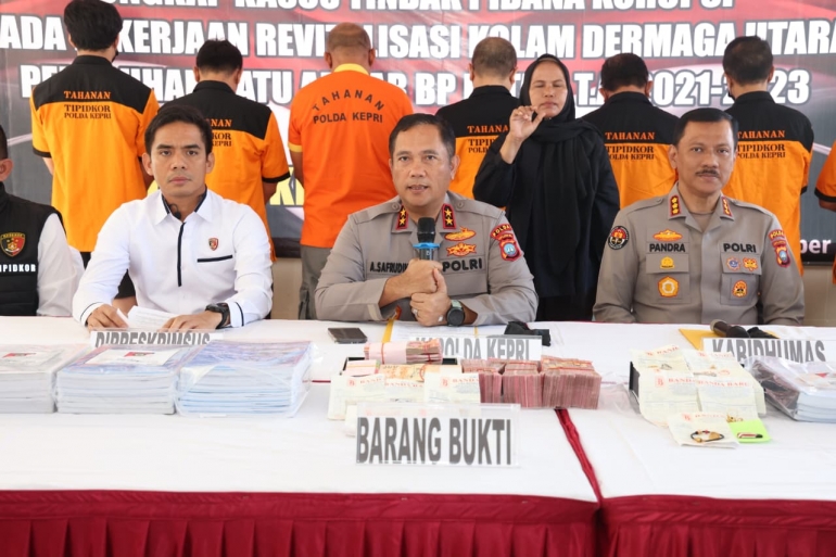POLDA KEPRI UNGKAP KASUS TINDAK PIDANA KORUPSI PROYEK REVITALISASI DERMAGA MENGAKIBATKAN KERUGIAN NEGARA SEBESAR RP30,6 MILIAR
