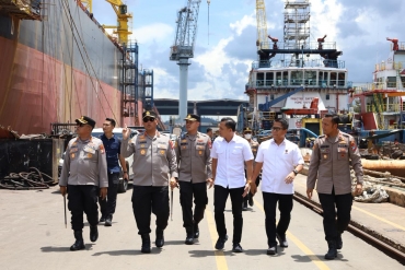 KAPOLDA KEPRI TINJAU LANGSUNG LOKASI KEBAKARAN KAPAL FEDERAL II  TANJUNG UNCANG BATAM DAN JENGUK KORBAN DI RUMAH SAKIT