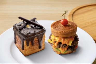 BURGER DARI CROISSANT? ASTON BATAM PUNYA!