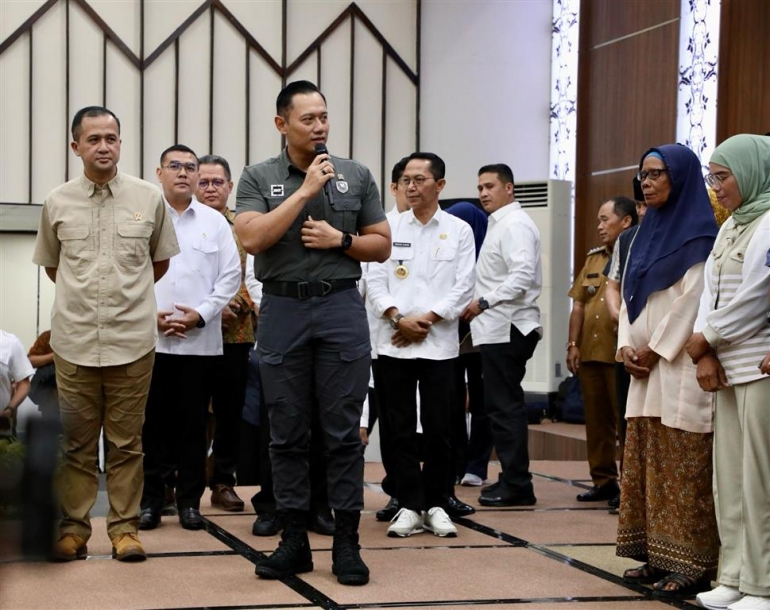 Menko Agus Harimurti Yudhono Serahkan SHM Warga Terdampak Pengembangan Kawasan Terpadu Rempang Eco-City