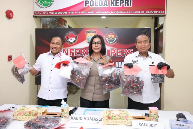 DITRESNARKOBA POLDA KEPRI UNGKAP 16 KASUS NARKOTIKA, AMANKAN 17 TERSANGKA DAN GAGALKAN PEREDARAN SABU, EKSTASI, SERTA ETOMIDATE JARINGAN INTERNASIONAL