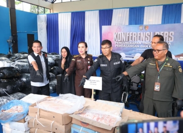 POLDA KEPRI BERHASIL UNGKAP PENYELUNDUPAN 5.037 KOTAK DAGING ILEGAL DAN RATUSAN KARUNG BARANG BEKAS ILEGAL