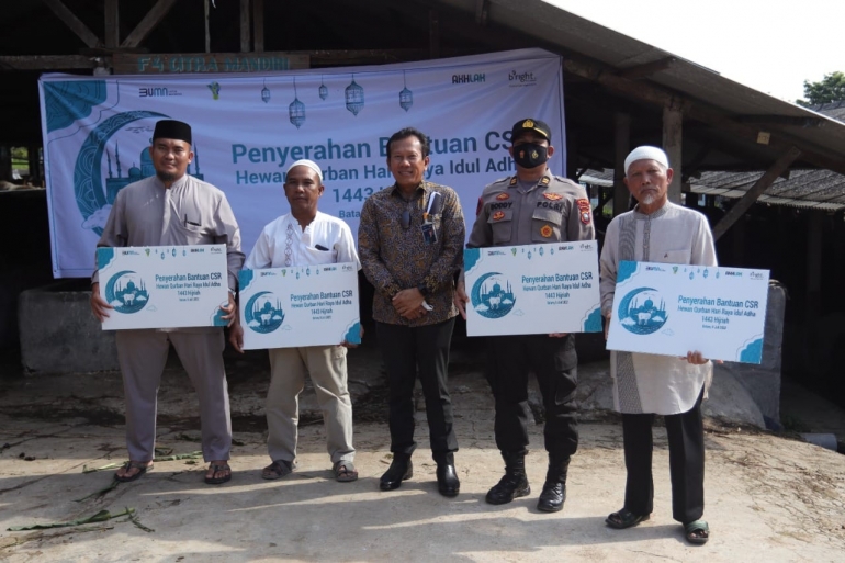 Rayakan Idul Adha dengan Kepedulian, PT PLN Batam Serahkan Bantuan Hewan Kurban