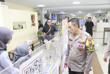 Kapolresta Barelang Meninjau Kesiapan Petugas Pelayanan SKCK di Gedung Pelayanan Publik Parama Satwika Polresta Barelang Adanya Persyaratan Pengurusan SKCK Harus Terdaftar di BPJS Kesehatan Saat Uji Coba