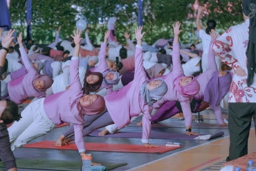 RAYAKAN HARI YOGA INTERNASIONAL 2026, HARRIS RESORT WATERFRONT BATAM DAN HARRIS HOTEL BATAM CENTER BERKOLABORASI DENGAN PESONA YOGA STUDIO GELAR “YOGA FOR HEALTHY AGEING”