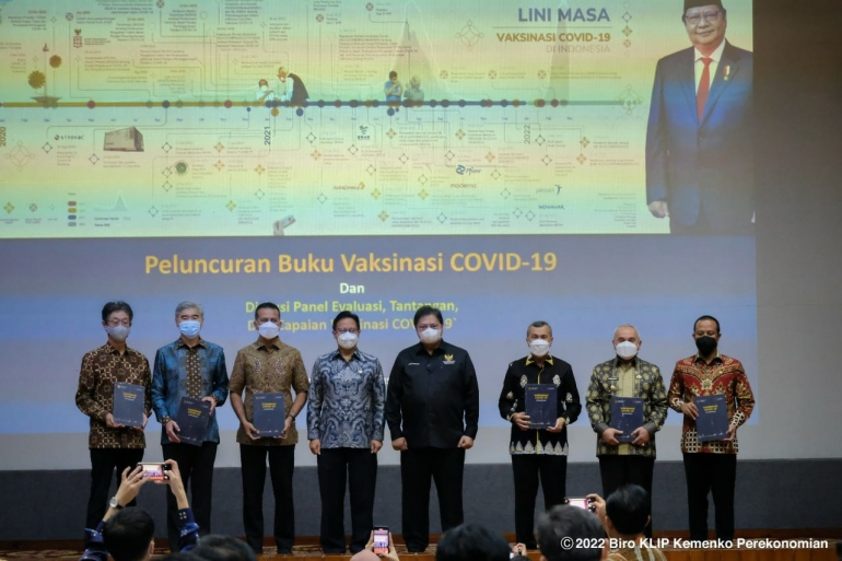 Berisikan Lini Masa Kebijakan dan Dinamika Penanganan Pandemi, Pemerintah Luncurkan Buku Vaksinasi Covid-19