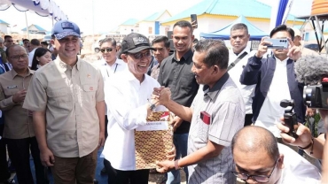 Kepala BP Batam Dampingi Menteri Transmigrasi RI Serahkan 94 SHM ke Warga Rempang