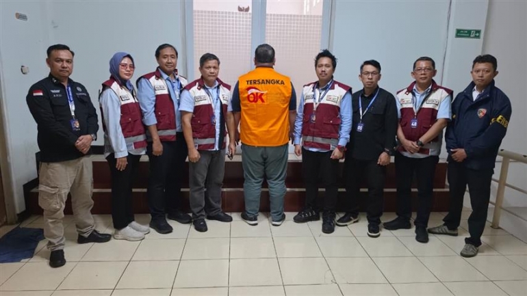 OJK SERAHKAN TERSANGKA DAN BARANG BUKTI KASUS PT ASURANSI JIWA PROLIFE KE KEJAKSAAN NEGERI JAKARTA SELATAN.