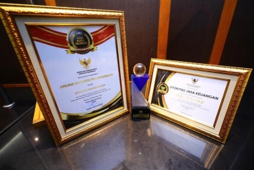 OJK RAIH PREDIKAT BADAN PUBLIK TERBAIK NASIONAL 2025