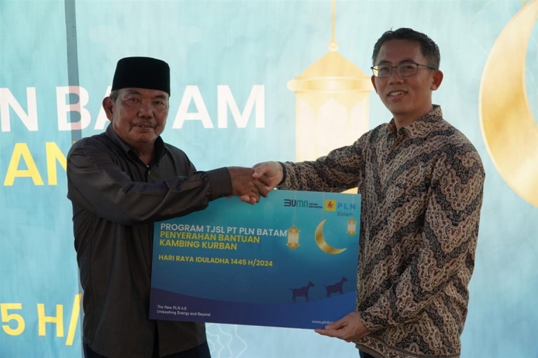 PLN Batam Serahkan Bantuan Hewan Kurban Rayakan Idul Adha 1445 H
