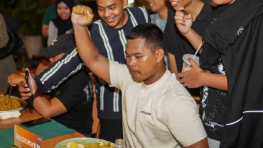 Pemuda Tanjung Riau Juarai Mukbang Challenge di Angkringan Teras Harris Batam Center 