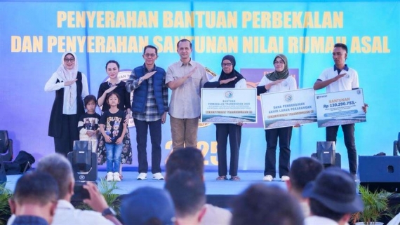 Warga Tanjung Banun Terima Bantuan Perbekalan Dan Santunan Rumah Secara Penuh