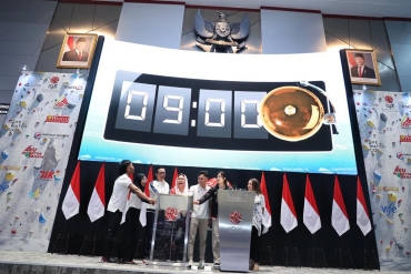 Penekanan Bel Perdagangan BEI Dalam Rangka Literasi Keuangan Bersama Para Atlet Panjat Tebing Indonesia