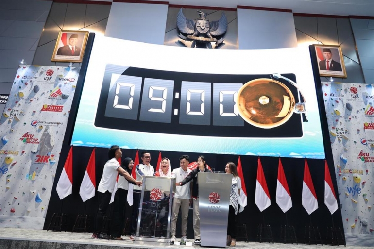 Penekanan Bel Perdagangan BEI Dalam Rangka Literasi Keuangan Bersama Para Atlet Panjat Tebing Indonesia