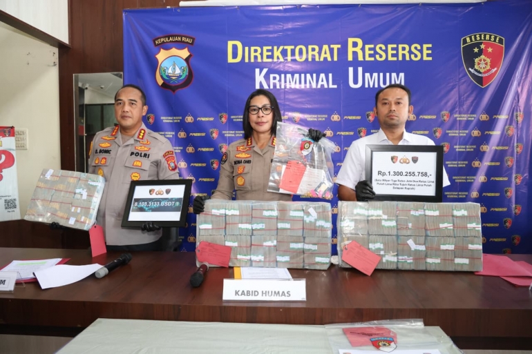 DITRESKRIMUM POLDA KEPRI UNGKAP JARINGAN PROMOSI JUDI ONLINE INTERNASIONAL, LIMA TERSANGKA DAN ASET MILIARAN RUPIAH DIAMANKAN