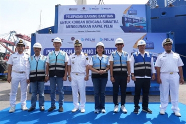 KM Kelud PELNI Berangkatkan 15 Kontainer Barang Bantuan untuk Korban Banjir Sumatera