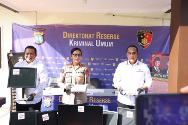 POLDA KEPRI TINDAK PRAKTIK PERJUDIAN ONLINE DI BATAM, RIBUAN AKUN DIKENDALIKAN OTOMATIS